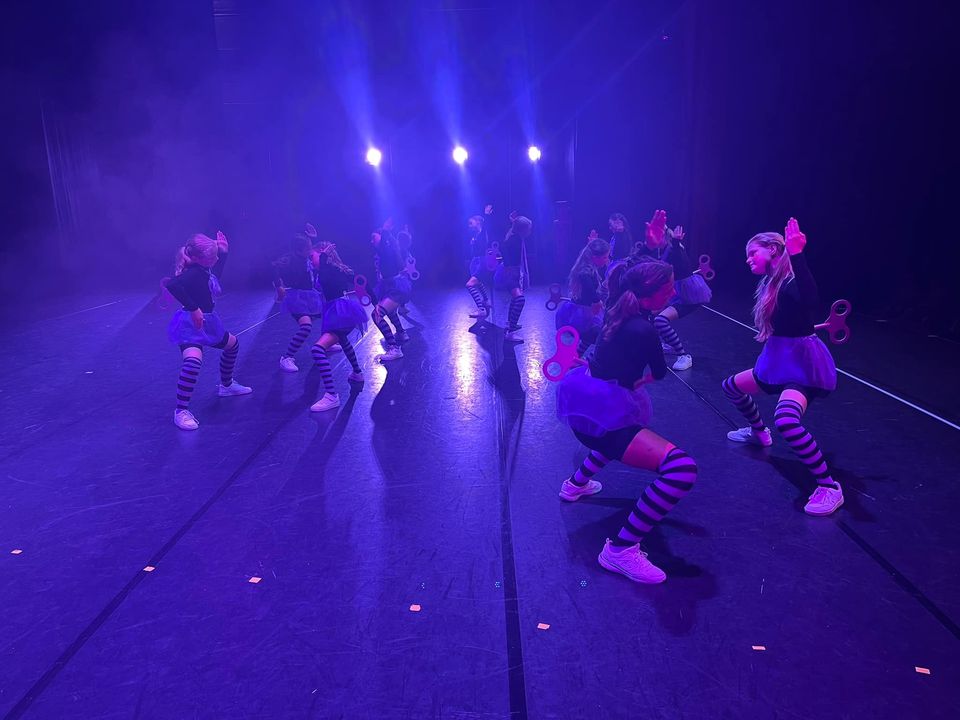 Het uitzicht van de docenten vandaag! Elke keer weer even spieken in de coulisse hoe iedereen weer staat te stralen en wat hebben we toch weer iets gaafs neergezet in Theater Castellum met alle groepen uit Nieuwveen, Langeraar, Zevenhoven en Ter Aar. We zijn supertrots op iedereen die heeft meegedanst maar natuurlijk ook iedereen achter de schermen! Zonder jullie is er ook geen show! Nu heerlijk nagenieten♥️♥️