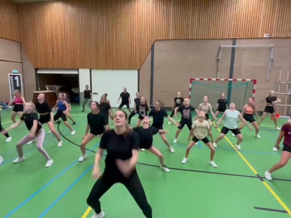 NIEUW vanaf dit seizoen op het rooster:🧡HIPHOP FEMININE GEVORDERD🧡Deze les is een mix van hiphop en vrouwelijke bewegingen, tempo’s en accenten afgewisseld en daardoor voor de echte strijders onder ons! Wil jij op hoog tempo choreo’s aanleren en jezelf uitdagen met een nieuwe docente EN nieuwe stijl? Vraag dan snel een proefles aan via de site:https://dc-im.nl/lesinfo/proefles/Locatie: Zalencentrum de RingkantTijden: 19:00-20:00Docente: Valerie van LeeuwenAlle lessen van i-Movement starten vanaf 28 augustus. p.s. Bij grote opkomst is er een mogelijkheid tot splitsen van de groep naar een 11+ EN 14+!Tot snel!🧡