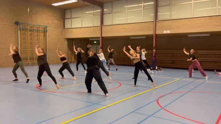 Modern 16+ is van start en in de eerste les meteen 13 mooie danseressen😍 Zie jij dit en begint er bij jou ook wat te kriebelen? Vraag dan snel een proefles aan via de website www.dc-im.nl 🧡 De les is elke dinsdag van 21:00-22:00 in de Ringkant in Nieuwveen