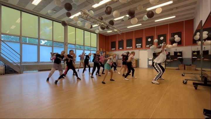 Wij hopen dat jullie lekker door dansen in de vakantie! Gelukkig duurt deze vakantie maar een weekje en zien we jullie allemaal snel terug!🧡Zie hier onze streetdance groep 6-7 uit Nieuwveen🧡