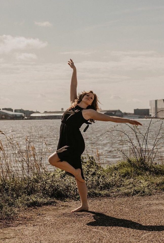 🧡 RENÉE 🧡Onze eerste docente bij ‘FEEL FREE TO DANCE!’ op 5 mei is een van mijn beste vriendinnen @renee.warmerdam !!Wij hebben samen op de dansopleiding gezeten en zij zal jullie een toffe moderne workshop geven waarin je het beste uit jezelf kan halen! Ook als je nog nooit modern hebt gedaan kan je lekker meedoen!Benieuwd naar “FEEL FREE TO DANCE!” ?😍 Kijk in onze hoogtepunten (op Instagram)!Alle informatie staat ook in de Nieuwsbrief van april, vandaag verzonden!