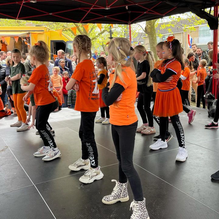 🧡Koningsdag was een feestje!🧡We begonnen de ochtend in de tent in Nieuwveen, gelukkig konden we binnen dansen op het podium, want buiten was het nog aan het regenen! Samen met @creativedancecreations hebben we daar maar liefst 13 dansen laten zien!💃🏻Daarna gingen we door naar Ter Aar, waar we met 5 groepen uit Ter Aar en Langeraar hebben gedanst op het Lindeplein en natuurlijk sloten we ook daar af met het gezellige Koningsspelen dansje: Daba Die Daba Da!💃🏻Als laatste hebben we met de 4 groepen uit Zevenhoven gedanst op het Albrechtshof in Zevenhoven, in het stralende zonnetje!🌞We zijn heel trots op alle dansers! Jullie hebben (ondanks soms wat ruimte tekort) staan stralen! Bedankt voor jullie enthousiasme! 🌞🧡