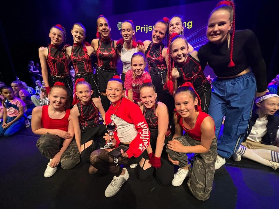 Wat een prijzen!!😍🏆🏆🏆🏆🏆🏆Vandaag gingen wij met 2 groepen en een hoop duo’s en solo’s naar @weknowyoucandance en daar hebben wij wat mooie prijzen binnengesleept! (Op volgorde van de foto’s)🏆🥉i-Smash (@i_smash_dcim )🏆🥇i-Click (@i_click_dcim )🏆🥈 Duo hiphop Nina & Yenthe🏆🥇 Duo hiphop Noa & Jitske🏆🥈 Solo modern Jitske🏆🥉 Duo modern Elise & KayaOok alle duo’s en solo’s die geen prijs hebben gehaald, super goed gedaan! Ik ben zo trots op jullie allemaal! Elke keer sta ik weer in de coulisse als een hele trotse juf/coach!🧡