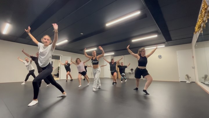 Modern Jazz 15+ heeft ook heerlijk lopen zweten in de nieuwe studio!🧡 Wist jij dat onze Modern Jazz groepen (10+ en 15+) al een optreden gepland hebben staan op 8 november bij de Lichtjesavond in Ter Aar?😍