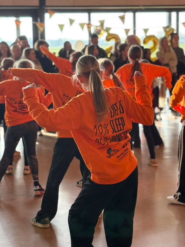 ❓Wist je dat?❓- Deel 2!• Wij elk jaar op danskamp gaan?• Wij maar liefst 35 uur dansles op ons rooster hebben staan?• Er ook duo-trainingen gegeven worden?• Wij vanaf maandag een nieuwe Streetmix 30+ les op het rooster hebben?• Sommige dansers wel 5 uur in de week bij ons dansen?• Wij inmiddels 340 (!!) leden hebben tussen de leeftijd van 7 en 63 jaar?• Er in woonkamer van Inge (en Danny) al-tijd dozen staan met kostuums/bekers/merchandise of andere dansschool gerelateerde dingen? En Danny dat heel erg fijn vindt…🙄?• Wij ook dit jaar weer in verschillende dorpen binnen gemeente Nieuwkoop optreden met 👑Koningsdag? • Onze selecties samen al 13 prijzen hebben binnengehaald in 1,5 maand?• De naam i-Movement bedacht is door Danny met als idee “Inge’s-Movement” ?En? Wist je dit allemaal al?🧐