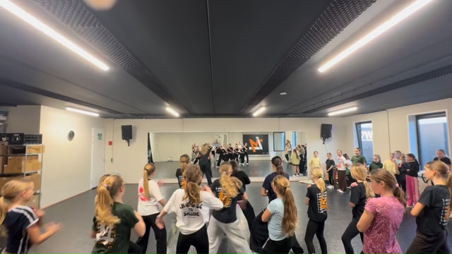 Zaterdag 6 juni is onze eindvoorstelling dus alle choreografieën beginnen vorm te krijgen! Staat deze datum al in jouw agenda?😍Zie hier onze streetdance 11+ van juf Jitske op woensdag!💃🏻