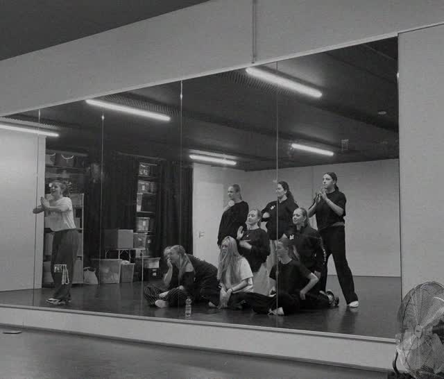 Dit is een typisch gevalletje van.. trust the process! Zal het lukken om deze gezellige chaos gelijk te krijgen voor de eindshow op zaterdag 6 juni in Castellum? De kaartverkoop start 20 april 9:00!