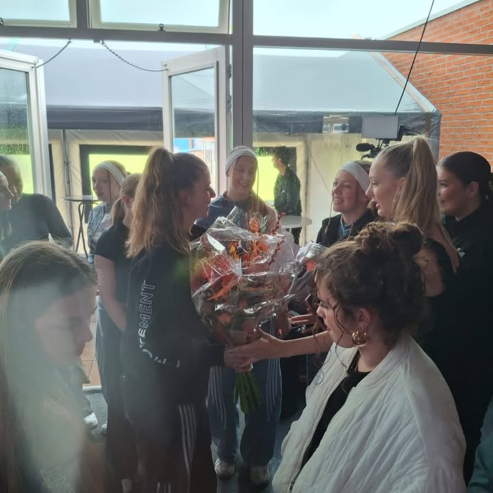 ⭐️Sportverkiezing Nieuwkoop⭐️“Ik? Genomineerd voor sportcoach van het jaar?”Mijn hoofd ging meteen op volle toeren en veel moeders hebben een appje van mij gehad.. “Heb jij mij opgegeven? Of jij? Of jij misschien?”Niemand had mij opgegeven, maar de jury had mij uitgekozen samen met 2 andere topcoaches! Wat een eer!Voordat de verkiezing begon kreeg ik al een prachtige bos bloemen en een glazen pot in mijn handen van alle selectiemeiden. Ze hadden allemaal een brief/kaart voor me geschreven waarop stond waarom zij vinden dat ik sportcoach van het jaar moest worden! Ik gaf al aan.. “Dit ga ik vanavond lezen want als ik dit nu ga doen ga ik soooowieso huilen!”De avond begon met een optreden van i-Click, i-Motion en ons duo Nani&Vayen! De toon was gezet! Toen mijn categorie aan de beurt was, was mijn hele achterban echt heel trots en aan het juichen. Dat was zo ontzettend lief!Uiteindelijk niet gewonnen, maar alle lof naar Niels de Nijs voor de nominatie én Arjan van der Laan voor de overwinning!🏆We sloten de avond af met nog een optreden van i-Motion en i-Click en ook Ruby&Nina hebben hun hiphop duo gedanst. Goede afsluiter al zeg ik het zelf!🔥Toch voelt dit niet als verliezen. Dat de dansers mij zo waarderen is voor mij een grotere winst! Tuurlijk wil je zoiets winnen (duhu.. je hebt tientallen wedstrijden in een jaar en een prijs pakken is gewoon lekker), maar toen de pot ‘s avonds open ging hield ik het niet meer droog. Ik heb er een paar bijgevoegd in deze post. Als dit je geen topcoach laat voelen weet ik het ook niet meer! 🧡🧡🧡
