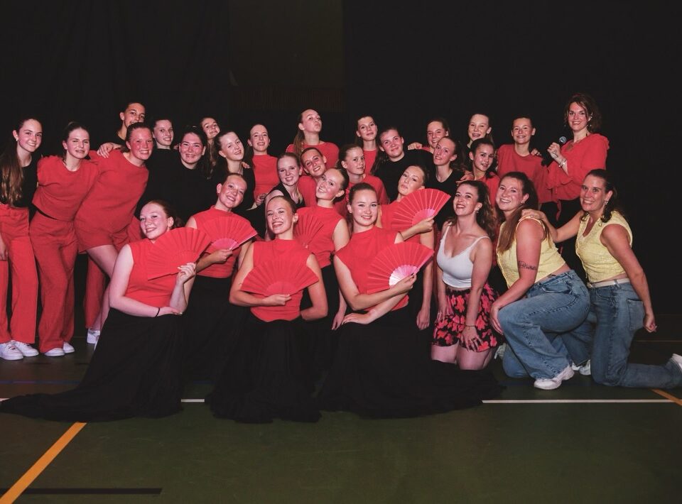 ♥️DINNERSHOW♥️Wat was dit ontzéttend leuk! Met i-Click, i-Motion en Silvie&Lisette hebben wij er een dansant spektakel van gemaakt, en dat alles ook nog eens met de prachtige zang van Linda Schrijft én heerlijke tapas gemaakt door Hugo en zijn team! Het was een avond om nooit meer te vergeten! En ja het was warm, maar wat heeft iedereen staan shinen!✨Dit weekend komt er nog een aftermovie jullie kant op! ♥️ Nu heerlijk nagenieten!