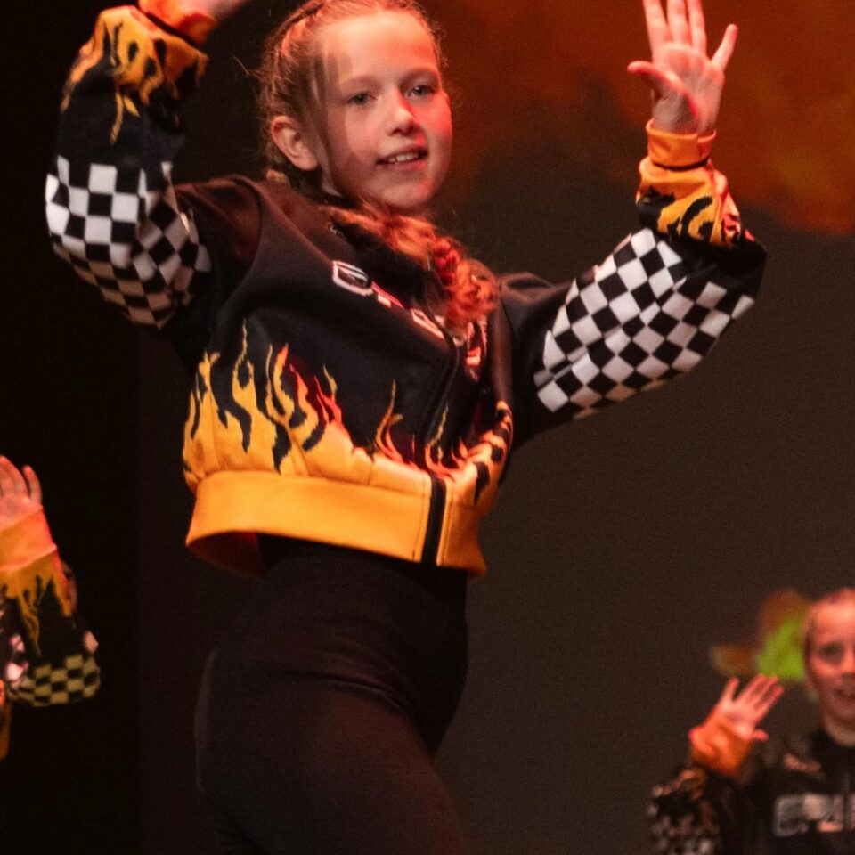 🧡💡Wist je dat wij op 4 verschillende dagen streetdance les hebben voor groep 4-5 en groep 6-7?Heel veel keuze dus… en voor iedereen wel een dag die in jullie schema past! Een proefles is gratis aan te vragen via de website. Kom jij een streetdance les mee doen op dinsdag, woensdag, vrijdag of zaterdag?✨