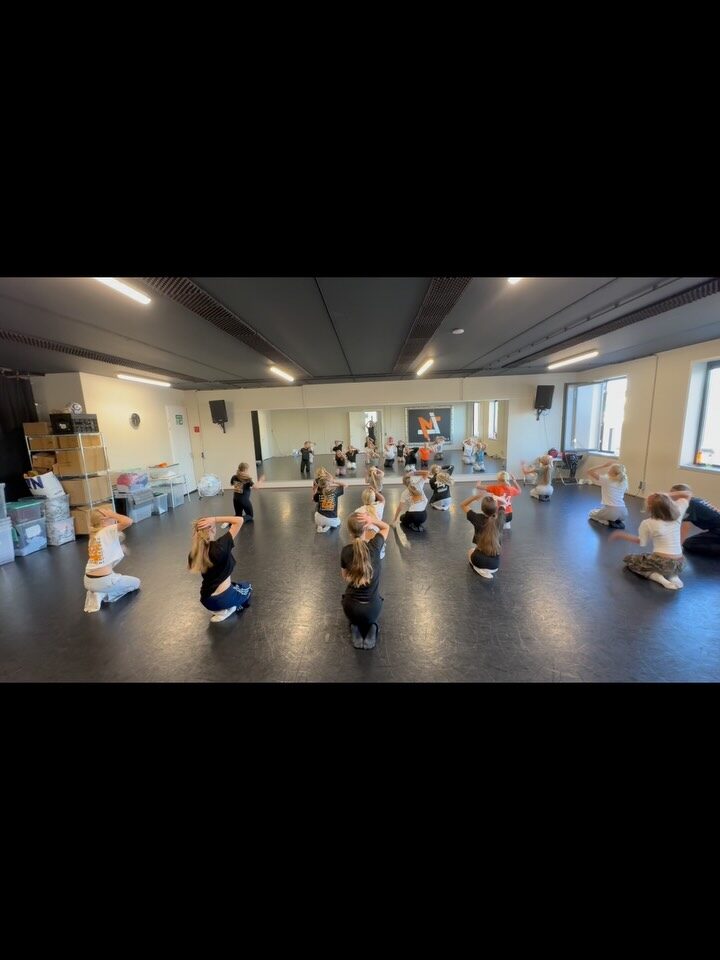 De eerste week van dit seizoen is van start! Net als bij alle lessen, zijn we bij onze Modern Jazz 12+ ook meteen begonnen met een nieuwe choreo! 🧡☀️