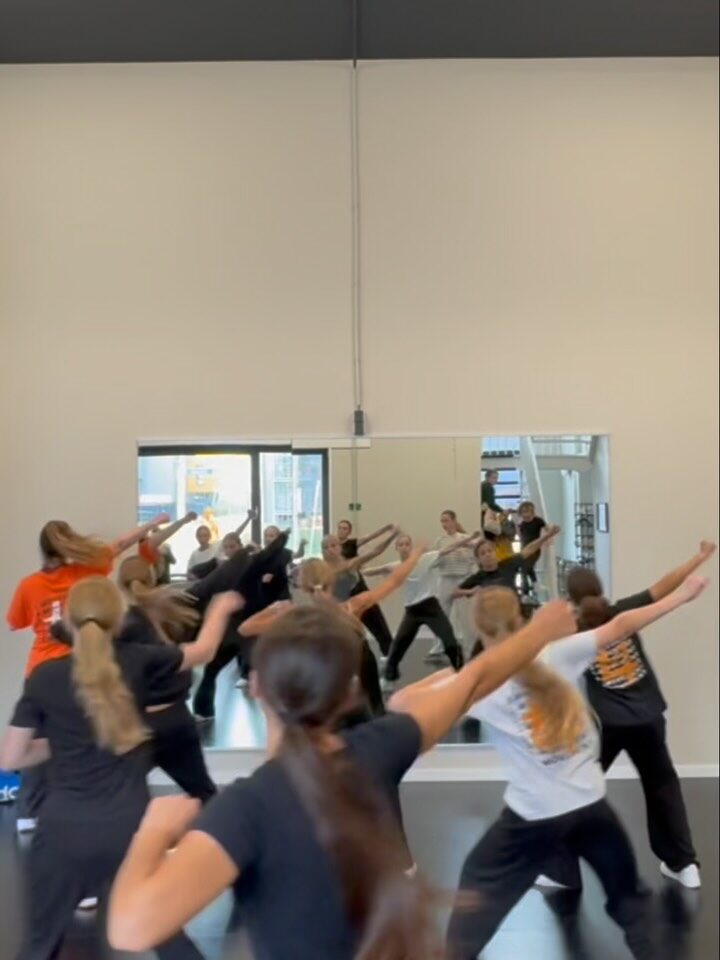 Wat hebben we weer een heerlijke eerste week! En niet alleen boven, maar ook beneden wordt er hard gedanst door de Streetdance 13+!✨🧡