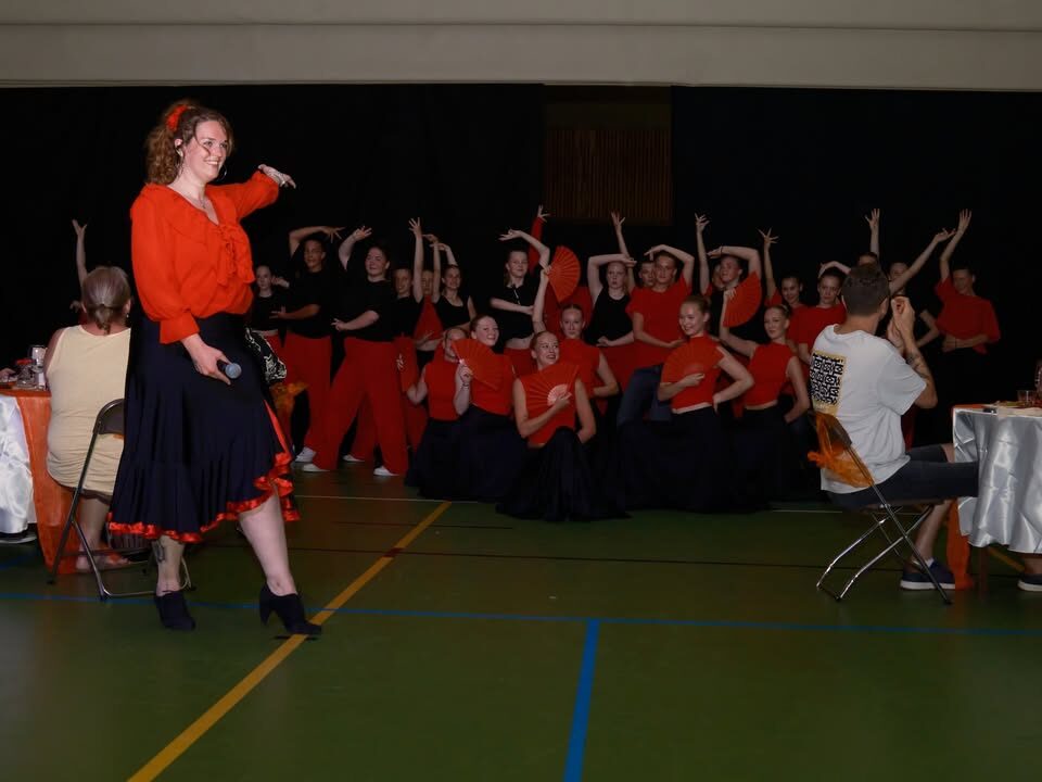 🍷🍴DINNERSHOW🍴🍷 (deel 1)Wát was dit leuk! De allereerste i-Movement dinnershow! Een primeur en eigenlijk een uitprobeersel. Hugo, dochter Maud en ik kwamen samen op dit leuke idee en voordat we het wisten waren we zo enthousiast dat de aankleding van de tafels en het menu al werd besproken. Een paar maanden later was het zo ver! Met 6 gangen aan tapashapjes, een welkomstdrankje, een bar voor de andere drankjes, heel veel dans en heel veel zang, hebben wij er 1 groot feest van gemaakt!Bloedjeheet want het was buiten 38 graden, maar dat maakte het zeker niet minder leuk!Linda Meekel-Zwaan onwijs bedankt voor het zingen, dat maakt een dinnershow natuurlijk helemaal compleet! En dat je dan ook nog mijn nicht bent maakte het nóg specialer! ♥️ Hij Bakker en Maudbakker bedankt voor de topsamenwerking, het lekkere menu en natuurlijk de gezelligheid!✨Arie Bon Fujifilm X Photographer bedankt voor het maken van de mooie foto’s! Het was een last minute aanvraag voor Arie, want hoe dichterbij het kwam, hoe meer wij het idee hadden van: ‘dit móet toch vastgelegd worden? Want volgens mij wordt dit écht heel leuk!’📸En ja.. we hebben te veel foto’s en video’s.. dus binnenkort komt er een deel 2 online 🤗