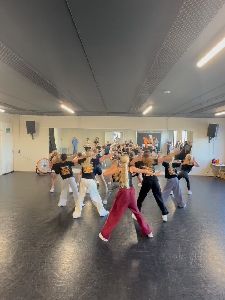 Onze jongste selectie i-Fusion werkt super hard en is na 5 lessen al op de helft van de wedstrijddans! In januari is onze eerste wedstrijd pas, dus we hebben gelukkig nog even de tijd voor de rest!💃🏻 Hoe leuk ziet dit er nu al uit?