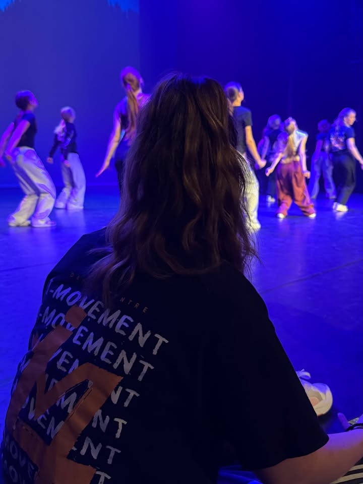Wisten jullie dat ik (Inge) nooit de intentie had om een eigen dansschool te hebben? Ik zag dat helemaal niet zitten, al die verantwoordelijkheden… altijd aan het werk, je privéleven raakt helemaal vermengd met je zakelijke leven, de socials bijhouden, nieuwsbrieven, evenementen organiseren en over alle administratie nog maar niet te beginnen!Je moet voor je gevoel al-tijd bereikbaar zijn en altijd met een glimlach lopen want je leden (en ouders.. en opa’s en oma’s.. en buurvrouwen) kennen je overal, terwijl je soms zelf helemaal kapot bent.Toch is het zó fijn om i-Movement te hebben. Het voelt niet als werken! Dansles geven, de connectie met de dansers maar ook het organiseren van evenementen is op mijn lijf geschreven. Ik leef voor de dansschool en ja, daardoor moet je soms wat dingen inleveren en is het heeeel moeilijk om een avondje uit met mij te plannen. “Eeehm ik kan eind december wel een middagje en anders heb ik in… mei nog een wedstrijdvrije zaterdag!” Toch loop ik altijd met een glimlach en dat is niet omdat het moet, maar omdat ik het écht naar mijn zin heb en er alles aan doe om de dansschool te laten draaien zoals ik, maar ook alle leden en ouders dat graag zien. 🧡