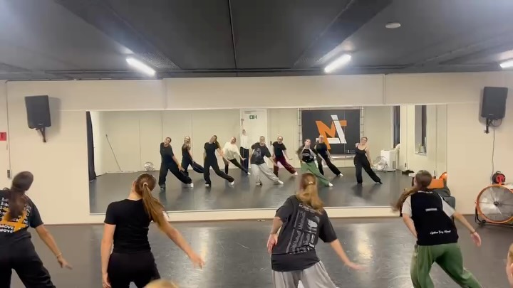 Op donderdag hebben wij Hiphop Gevorderd 15+ voor de dansers die wat extra uitdaging willen! Kom jij een keertje meedoen? Een proefles is gratis!😍✨Donderdag 20:30-21:30 - Docente: Maddy 🧡